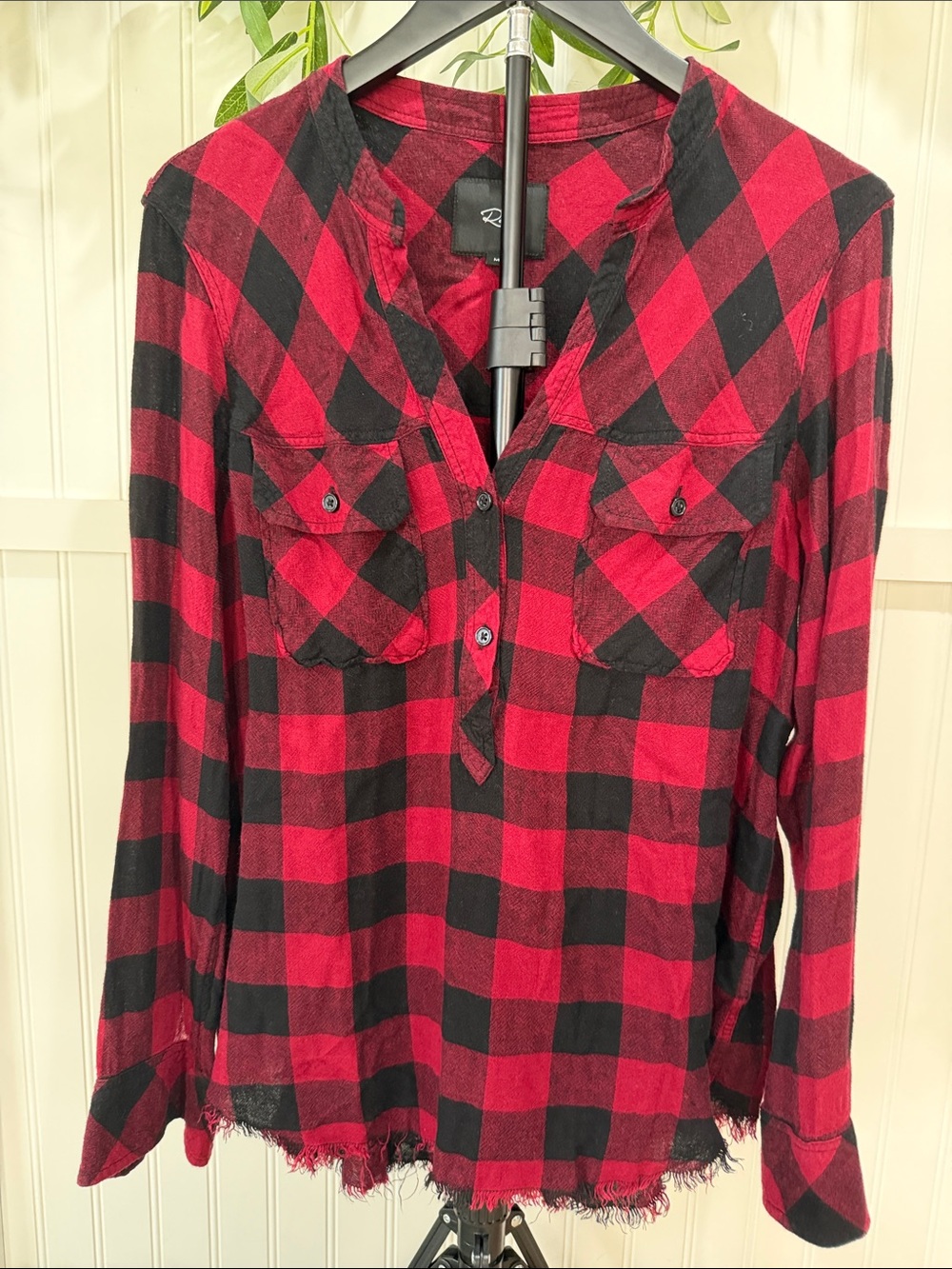 #949 RAILS Redding Black & Red Plaid Half-Button-Front Shirt w Raw Hem